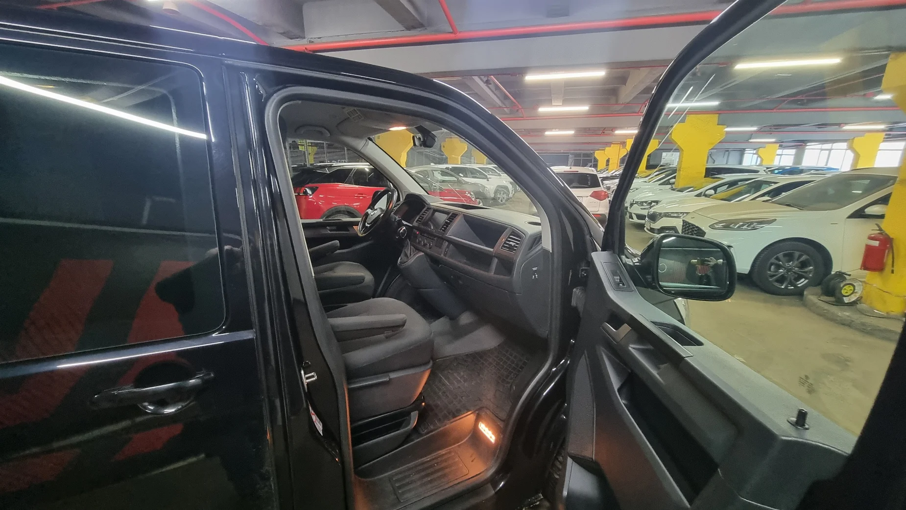 Volkswagen Caravelle photo